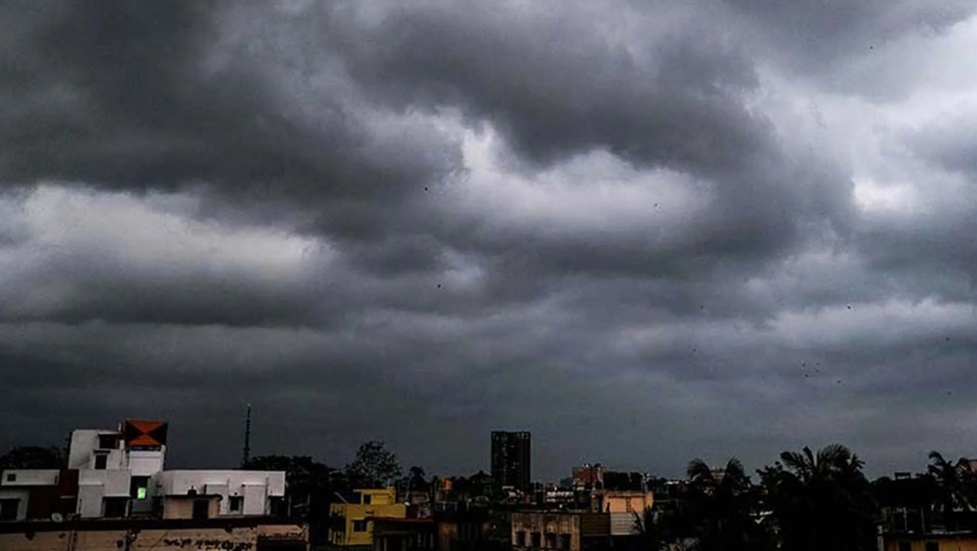সন্ধ্যার মধ্যে ৪ জেলায় ভারী বৃষ্টির পূর্বাভাস